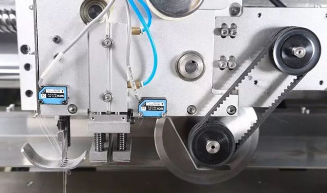 Automatic four-sided overlock sewing machine cross cutting