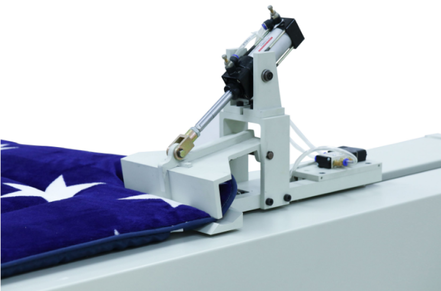 Mattress binding working station with pulling system