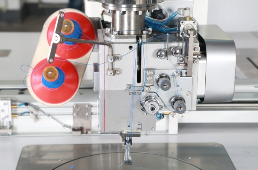Double-needle Universal Rotating Sewing Machine