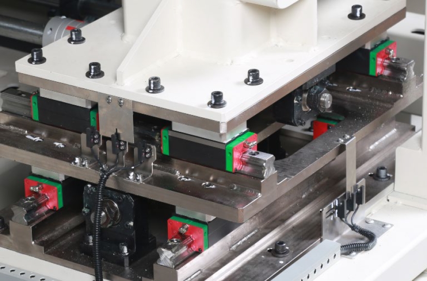 Ultra-Thick Materials Bar-tacking Machine