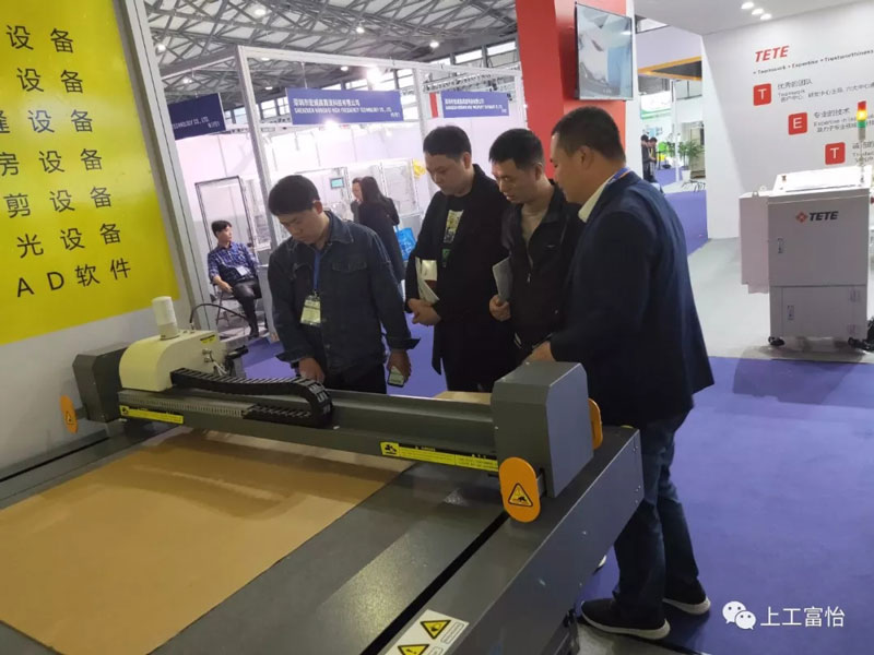 Customers visit Richpeace box cutting machine2.jpg