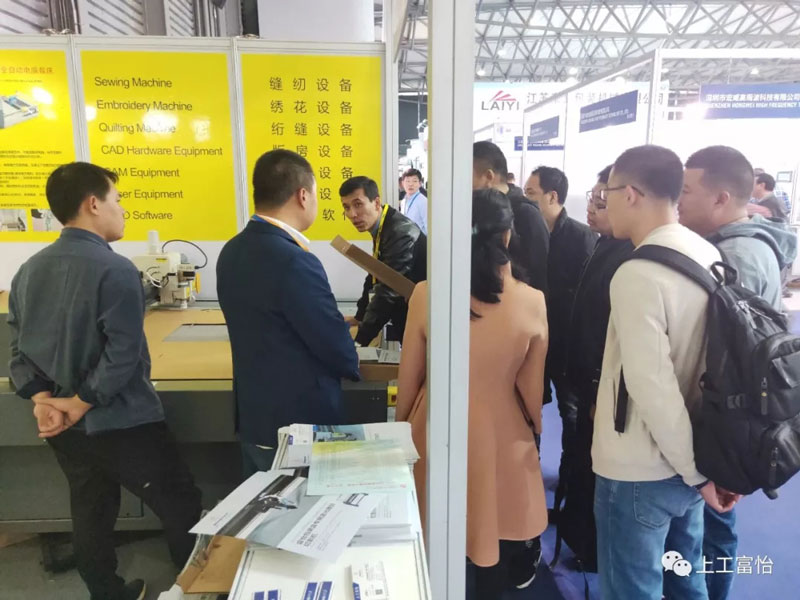 Customers visit Richpeace box cutting machine3.jpg